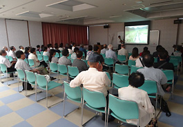 芝山町において写真展と講演会を実施しました。